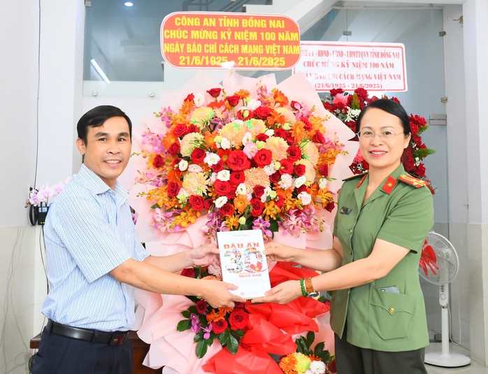 Lãnh đạo tỉnh Đồng Nai thăm, chúc mừng Báo Người Lao Động- Ảnh 4. Lãnh đạo tỉnh Đồng Nai thăm, chúc mừng Báo Người Lao Động- Ảnh 4.