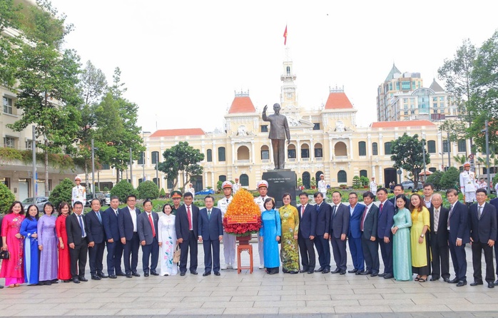 Đoàn lãnh đạo, đại biểu, báo chí TP HCM dâng hoa tưởng niệm Chủ tịch Hồ Chí Minh - Ảnh 2.