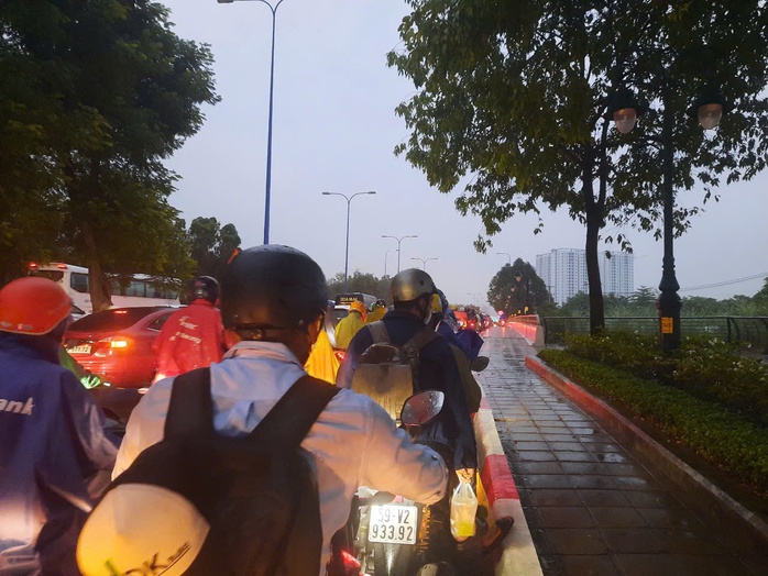 TP HCM: Mưa lớn ở nhiều nơi gây kẹt xe, nguời dân chôn chân giờ tan tầm- Ảnh 5. TP HCM: Mưa lớn ở nhiều nơi gây kẹt xe, nguời dân chôn chân giờ tan tầm- Ảnh 5.