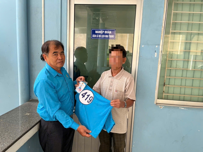 Tài xế vụ xích lô “giật tiền” du khách tại Nha Trang giải trình sự việc- Ảnh 3. Tài xế vụ xích lô “giật tiền” du khách tại Nha Trang giải trình sự việc - Ảnh 3.