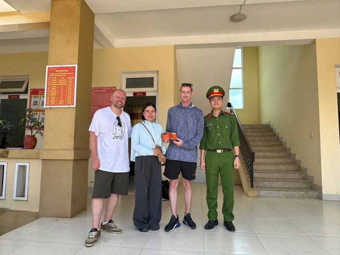 Người phụ nữ Vân Kiều trả lại ví cho khách Tây đánh rơi - Ảnh 1.