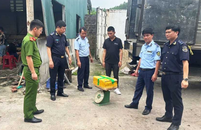 Phát hiện 25 tấn thực phẩm đông lạnh bốc mùi hôi thối- Ảnh 1. Phát hiện 25 tấn thực phẩm đông lạnh bốc mùi hôi thối- Ảnh 1.