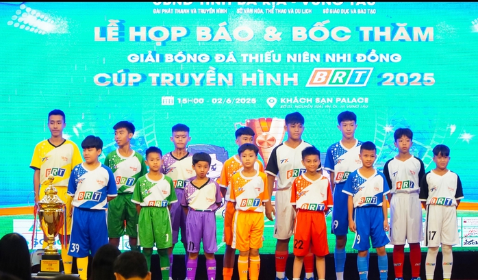 Cầu thủ nhí vỡ òa khi gặp thần tượng Nguyễn Xuân Son tại Cúp Truyền hình BRT 2025- Ảnh 3.