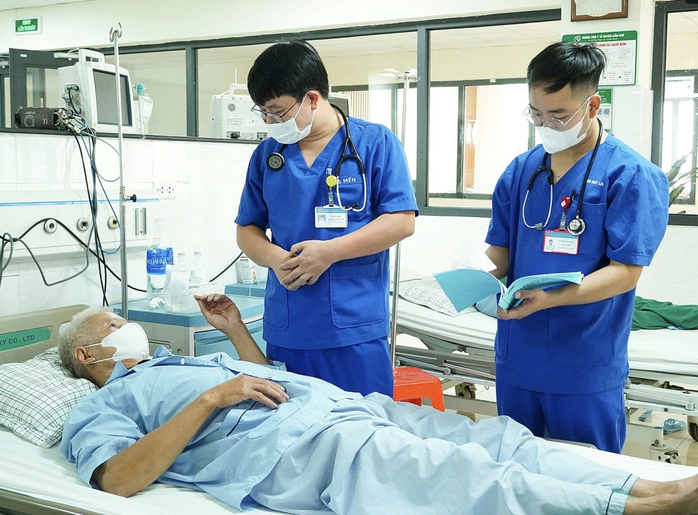 7 bệnh nhân cấp cứu vì say nắng, 1 người nguy kịch - Ảnh 1.