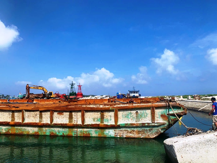 Tàu kéo liên quan vụ lật sà lan khiến 9 người chết, mất tích được trục vớt- Ảnh 1. Tàu kéo liên quan vụ lật sà lan khiến 9 người chết, mất tích được trục vớt- Ảnh 1.