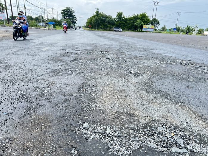Quốc lộ qua 4 tỉnh miền Tây chi chít "ổ gà"- Ảnh 8.