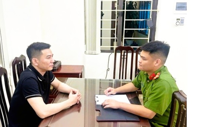 Bắt đối tượng truy nã trong đường dây đánh bạc hàng chục tỉ đồng- Ảnh 1. Bắt đối tượng truy nã trong đường dây đánh bạc hàng chục tỉ đồng- Ảnh 1.