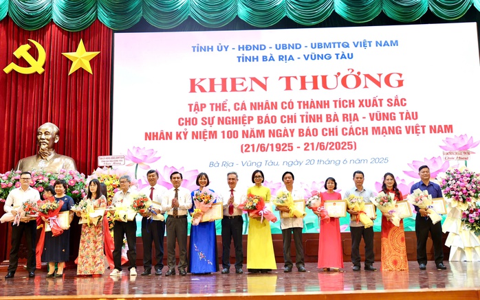 Văn phòng Đại diện Báo Người Lao Động Khu vực Đông Nam Bộ nhận bằng khen của tỉnh Đồng Nai, Tây Ninh- Ảnh 3. Văn phòng Đại diện Báo Người Lao Động Khu vực Đông Nam Bộ nhận bằng khen của tỉnh Đồng Nai, Tây Ninh- Ảnh 3.
