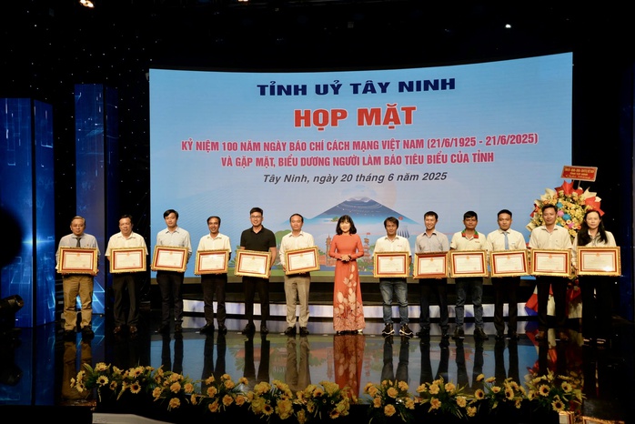 Văn phòng Đại diện Báo Người Lao Động Khu vực Đông Nam Bộ nhận bằng khen của tỉnh Đồng Nai, Tây Ninh- Ảnh 4. Văn phòng Đại diện Báo Người Lao Động Khu vực Đông Nam Bộ nhận bằng khen của tỉnh Đồng Nai, Tây Ninh- Ảnh 4.