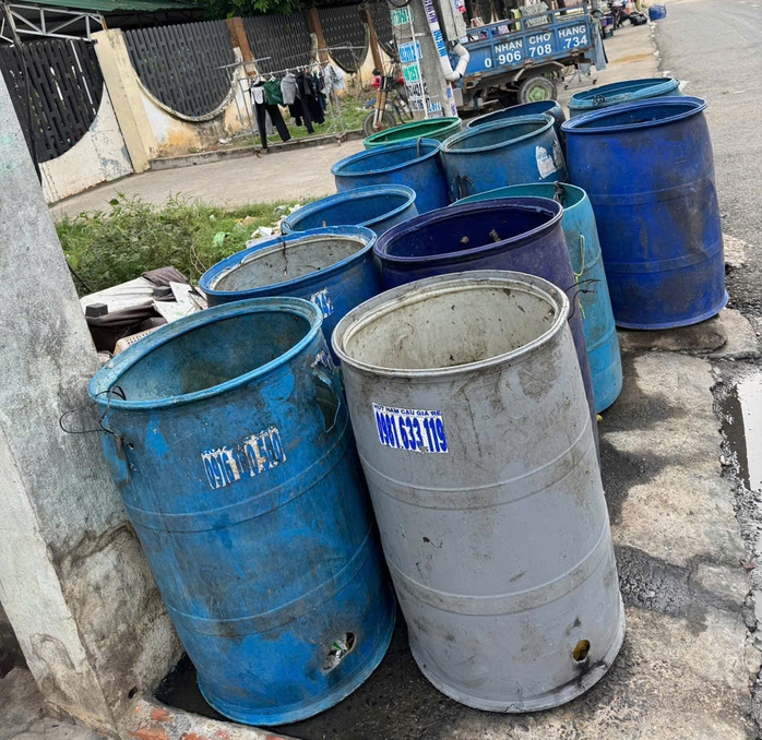 Rác thải sinh hoạt chất đống, bốc mùi hôi thối nhiều ngày ở Bình Dương: Do bàn giao công việc!- Ảnh 2. Rác thải sinh hoạt chất đống, bốc mùi hôi thối nhiều ngày ở Bình Dương: Do bàn giao công việc!- Ảnh 2.