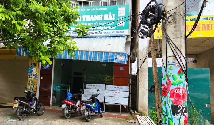 Bất ngờ với trụ sở công ty có hàng ngàn chai nước mắm bị vứt bỏ ở Quảng Nam- Ảnh 3. Bất ngờ với trụ sở công ty có hàng ngàn chai nước mắm bị vứt bỏ ở Quảng Nam- Ảnh 3.