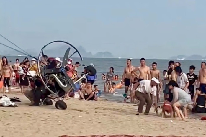 Dù lượn gắn động cất cánh bất thành, lao vào du khách tắm biển ở Bãi Cháy- Ảnh 1. Dù lượn gắn động cất cánh bất thành, lao vào du khách tắm biển ở Bãi Cháy- Ảnh 1.