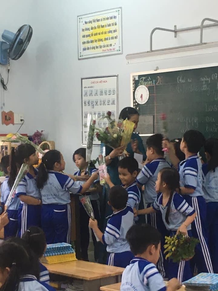 Cuộc thi viết Người thầy kính yêu: Cô giáo tận tâm với học trò lớp 1- Ảnh 3. Cuộc thi viết Người thầy kính yêu: Cô giáo tận tâm với học trò lớp 1- Ảnh 3.