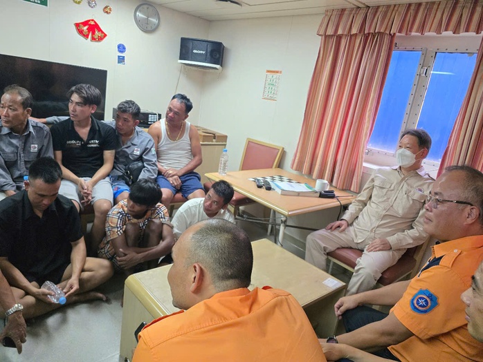 Tàu hàng nước ngoài cứu 11 ngư dân bị nạn tại vùng biển Bạch Long Vỹ- Ảnh 3. Tàu hàng nước ngoài cứu 11 ngư dân bị nạn tại vùng biển Bạch Long Vỹ- Ảnh 3.
