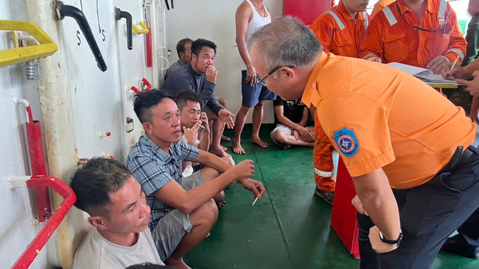 Tàu hàng nước ngoài cứu 11 ngư dân bị nạn tại vùng biển Bạch Long Vỹ- Ảnh 2. Tàu hàng nước ngoài cứu 11 ngư dân bị nạn tại vùng biển Bạch Long Vỹ- Ảnh 2.