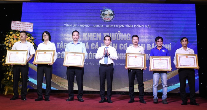 Văn phòng Đại diện Báo Người Lao Động Khu vực Đông Nam Bộ nhận bằng khen của tỉnh Đồng Nai, Tây Ninh- Ảnh 1. Văn phòng Đại diện Báo Người Lao Động Khu vực Đông Nam Bộ nhận bằng khen của tỉnh Đồng Nai, Tây Ninh- Ảnh 1.