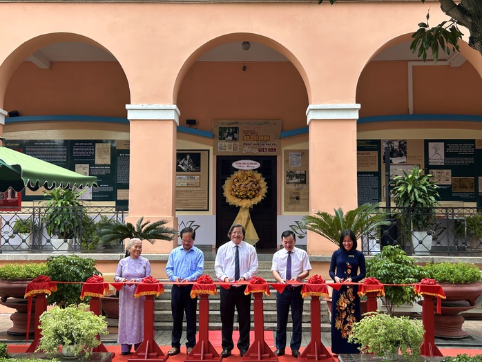 Trưng bày chuyên đề “Chủ tịch Hồ Chí Minh người sáng lập Báo chí Cách mạng Việt Nam”. - Ảnh 1.