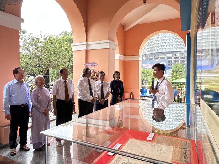 Trưng bày chuyên đề “Chủ tịch Hồ Chí Minh người sáng lập Báo chí Cách mạng Việt Nam”. - Ảnh 2.