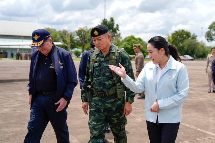 Thủ tướng Thái Lan đến căn cứ sát Campuchia, gặp tư lệnh quân khu "được nhắc tên" - Ảnh 3. Thủ tướng Thái Lan đến căn cứ sát Campuchia, gặp tư lệnh quân khu "được nhắc tên" - Ảnh 3.