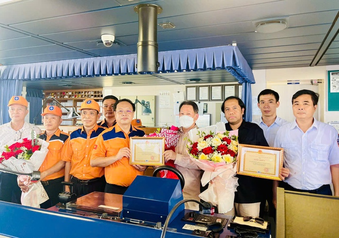 Tàu hàng nước ngoài cứu 11 ngư dân bị nạn tại vùng biển Bạch Long Vỹ- Ảnh 1. Tàu hàng nước ngoài cứu 11 ngư dân bị nạn tại vùng biển Bạch Long Vỹ- Ảnh 1.