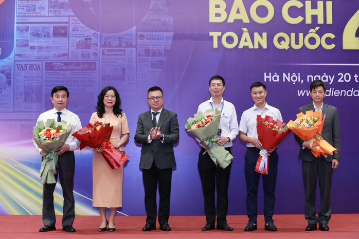 Bế mạc Diễn đàn Báo chí toàn quốc 2025: Tái định nghĩa sứ mệnh báo chí trong kỷ nguyên số- Ảnh 6. Bế mạc Diễn đàn Báo chí toàn quốc 2025: Tái định nghĩa sứ mệnh báo chí trong kỷ nguyên số- Ảnh 6.