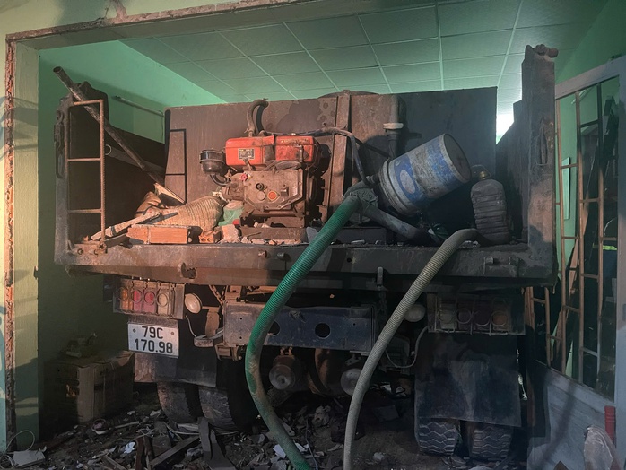 Khánh Hòa: Xe tải tông sập nhà dân, 2 người bị mặc kẹt- Ảnh 4. Khánh Hòa: Xe tải tông sập nhà dân, 2 người bị mặc kẹt- Ảnh 4.