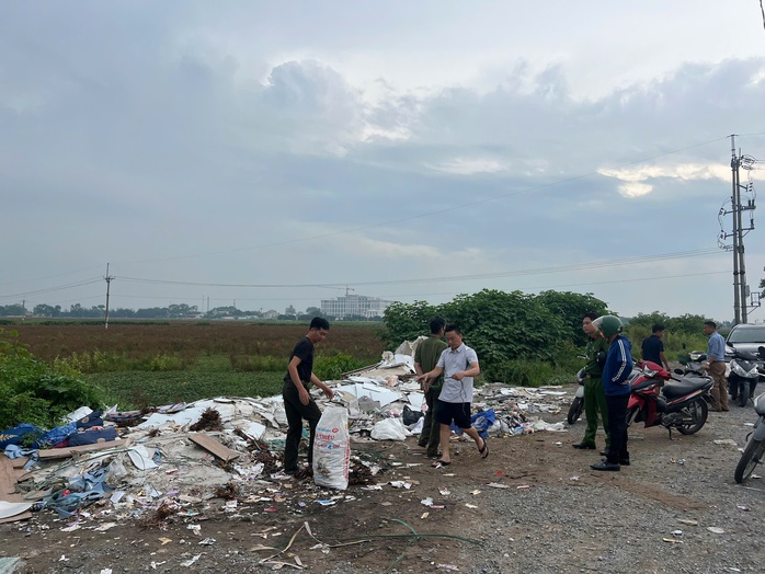 Hàng ngàn thỏi son bị vứt bỏ ven đường Hà Nội, nhiều người mang bao tải, túi tới nhặt- Ảnh 4.