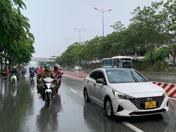 Thời tiết TP HCM hôm nay, 21-6: Mưa dông diễn ra rải rác - Ảnh 1.