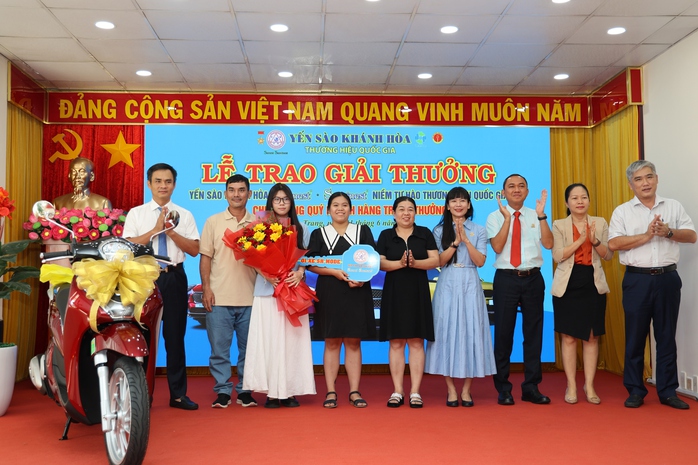 Yến Sào Khánh Hòa trao giải thưởng từ chương trình khuyến mại 100 tỉ đồng - Ảnh 2. Yến Sào Khánh Hòa trao giải thưởng từ chương trình khuyến mại 100 tỉ đồng - Ảnh 2.
