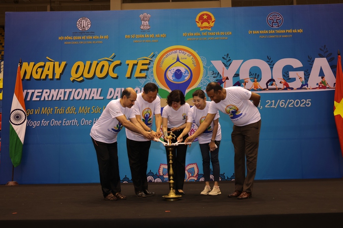 Những hình ảnh Ngày Quốc tế Yoga tại Việt Nam- Ảnh 1.