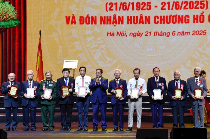 Trao tặng Báo chí Cách mạng Việt Nam Huân chương Hồ Chí Minh- Ảnh 3. Trao tặng Báo chí Cách mạng Việt Nam Huân chương Hồ Chí Minh- Ảnh 3.