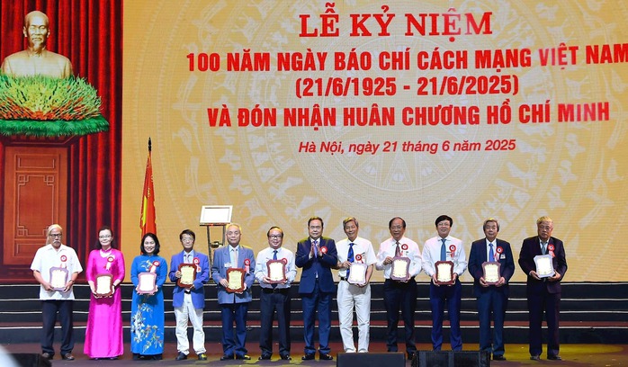 Trao tặng Báo chí Cách mạng Việt Nam Huân chương Hồ Chí Minh- Ảnh 4. Trao tặng Báo chí Cách mạng Việt Nam Huân chương Hồ Chí Minh- Ảnh 4.