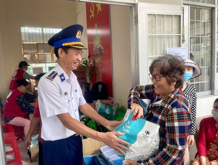 Vùng Cảnh sát biển 3 đồng hành với ngư dân - Ảnh 1.