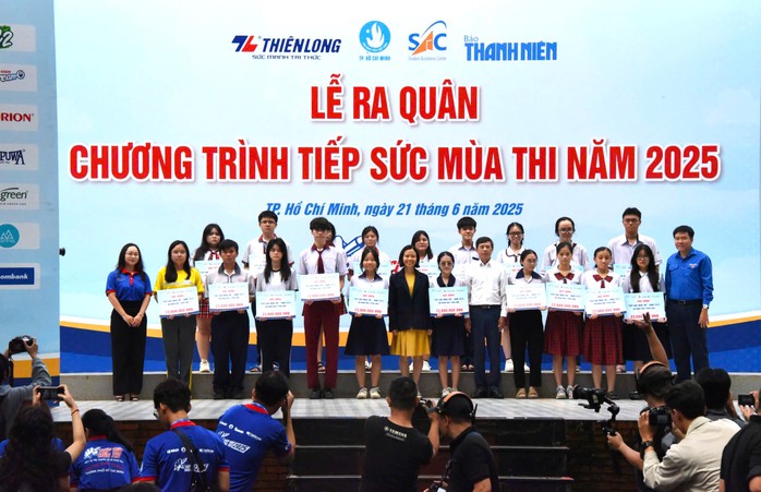 Hơn 23.000 sinh viên tham gia "Tiếp sức mùa thi" tại 171 điểm thi tốt nghiệp- Ảnh 4. Hơn 23.000 sinh viên tham gia "Tiếp sức mùa thi" tại 171 điểm thi tốt nghiệp- Ảnh 4.