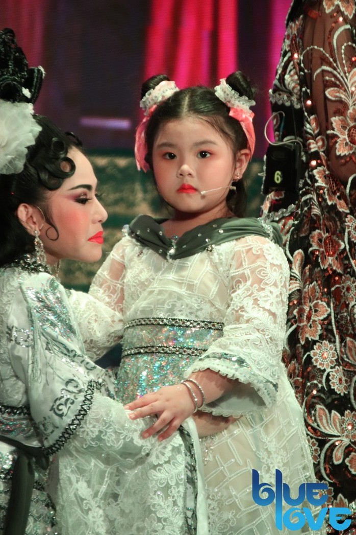 Nghệ sĩ Bình Tinh vỡ òa hạnh phúc khi con gái Bella thế vai mẹ- Ảnh 4. Nghệ sĩ Bình Tinh vỡ òa hạnh phúc khi con gái Bella thế vai mẹ- Ảnh 4.