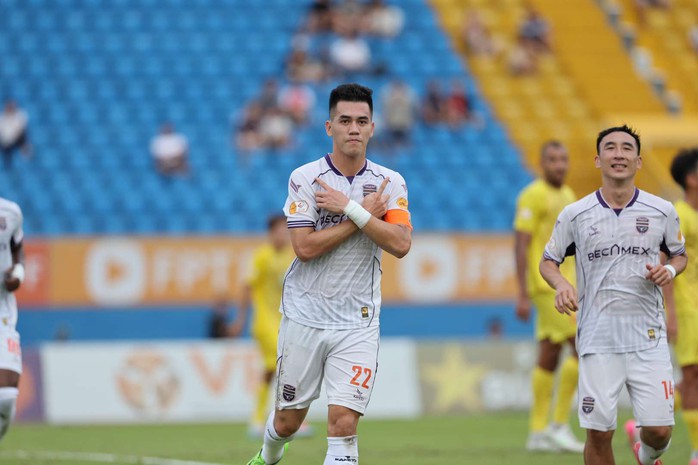 Tiến Linh ghi bàn, chia sẻ danh hiệu "Vua phá lưới" V-League- Ảnh 3. Tiến Linh ghi bàn, chia sẻ danh hiệu "Vua phá lưới" V-League- Ảnh 3.