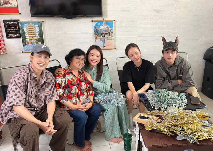 Phương Mỹ Chi ghi đậm dấu ấn với "Hề", được NSƯT Ngọc Khanh khen ngợi- Ảnh 3. Phương Mỹ Chi ghi đậm dấu ấn với "Hề", được NSƯT Ngọc Khanh khen ngợi- Ảnh 3.