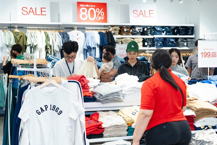 Hiện tượng mua sắm Vincom Red Sale “khuấy đảo” thị trường bán lẻ mùa hè 2025- Ảnh 1.