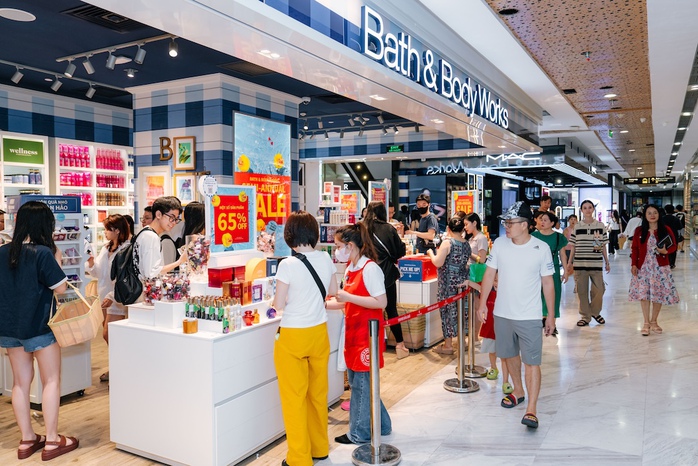 Hiện tượng mua sắm Vincom Red Sale “khuấy đảo” thị trường bán lẻ mùa hè 2025- Ảnh 3.