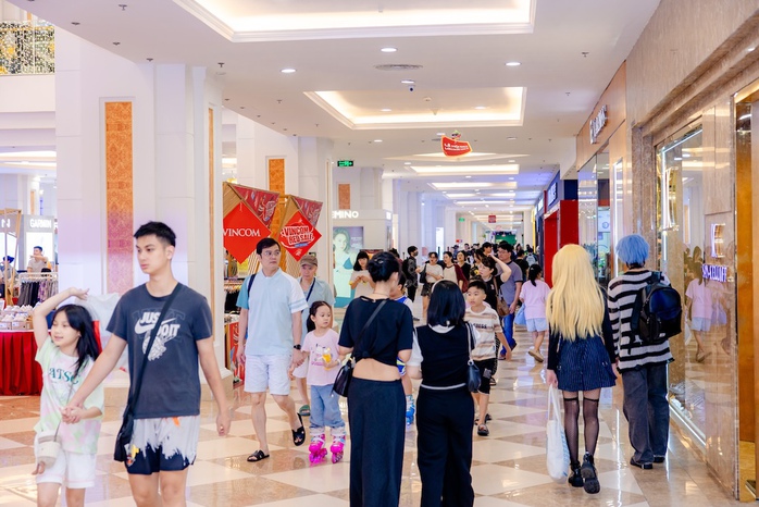 Hiện tượng mua sắm Vincom Red Sale “khuấy đảo” thị trường bán lẻ mùa hè 2025- Ảnh 4.