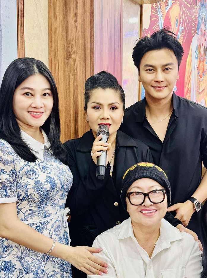 Quế Trân, Tú Sương, Võ Minh Lâm và nhiều nghệ sĩ tề tựu mừng công "Câu thơ yên ngựa" - Ảnh 2.