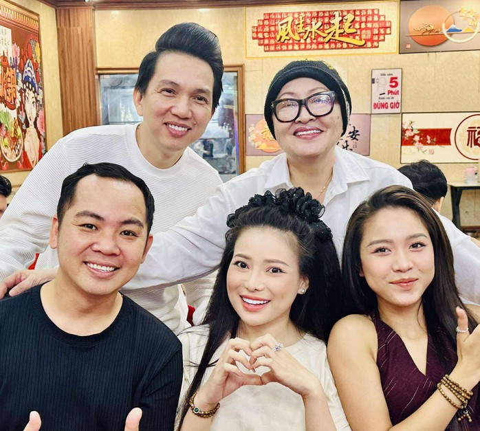 Quế Trân, Tú Sương, Võ Minh Lâm và nhiều nghệ sĩ tề tựu mừng công "Câu thơ yên ngựa" - Ảnh 1.