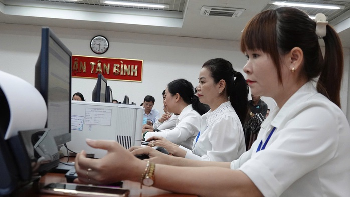Đúng 8 giờ ngày 30-6 diễn ra lễ công bố các nghị quyết, quyết định thành lập TP HCM - Ảnh 1.