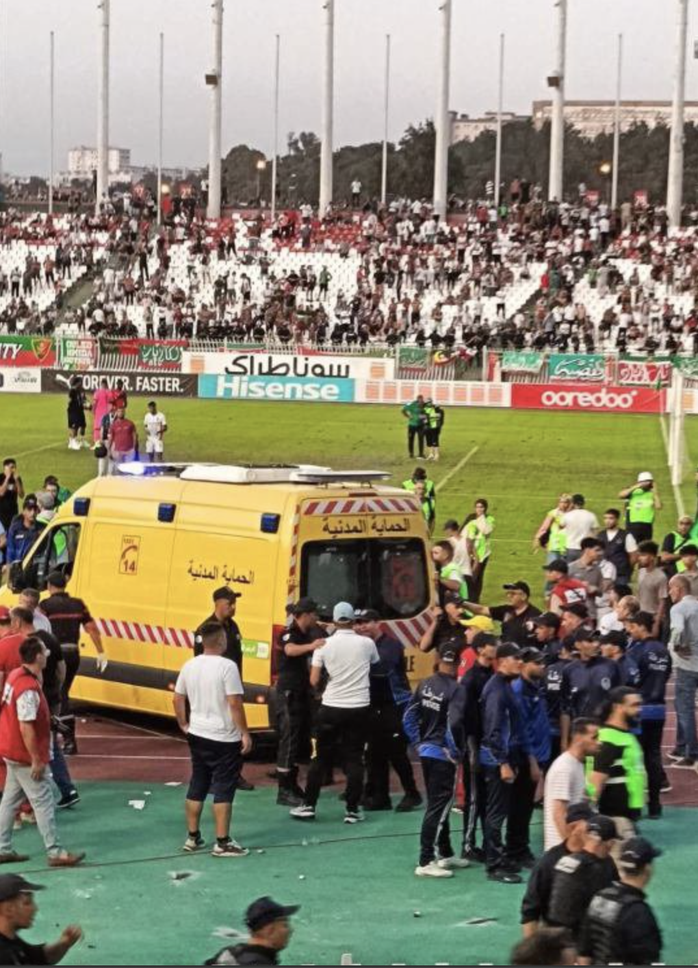 Hàng chục người lâm nạn sau thảm kịch sập khán đài sân bóng đá Algeria - Ảnh 1.