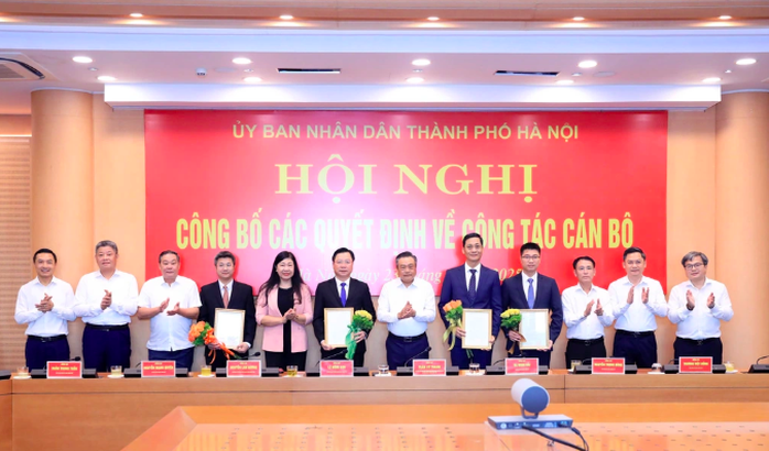 Hà Nội công bố quyết định phân công, bổ nhiệm hàng loạt cán bộ - Ảnh 1.