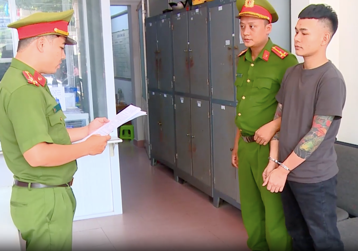 Tạm giữ đối tượng "xăm trổ" đấm điều dưỡng bệnh viện Khánh Hòa - Ảnh 2.