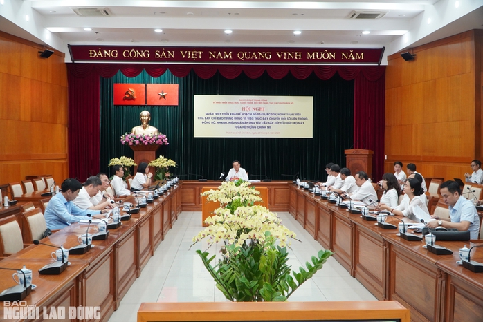 Bí thư Thành ủy TP HCM nói về "chìa khóa để mở mọi ngách cửa" trong sắp xếp tổ chức bộ máy- Ảnh 1. Bí thư Thành ủy TP HCM nói về "chìa khóa để mở mọi ngách cửa" trong sắp xếp tổ chức bộ máy- Ảnh 1.