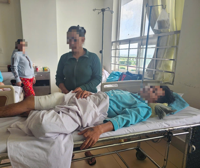 Nam thanh niên xông vào nhà chém người khiến 3 cha con phải nhập viện- Ảnh 1. Nam thanh niên xông vào nhà chém người khiến 3 cha con phải nhập viện- Ảnh 1.
