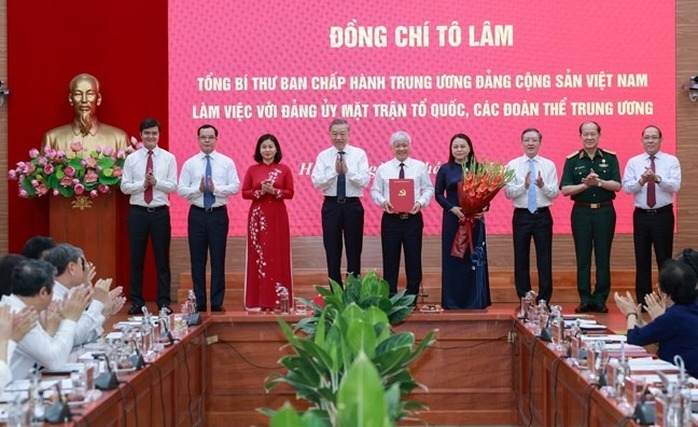Tổng Bí thư Tô Lâm trao quyết định về việc thành lập Cơ quan Ủy ban Trung ương MTTQ Việt Nam- Ảnh 1. Tổng Bí thư Tô Lâm trao quyết định về việc thành lập Cơ quan Ủy ban Trung ương MTTQ Việt Nam- Ảnh 1.