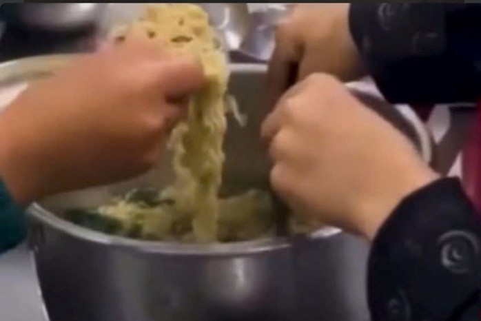 Thông tin mới vụ 11 học sinh ăn 2 gói mì tôm chan cơm- Ảnh 3. Thông tin mới vụ 11 học sinh ăn 2 gói mì tôm chan cơm- Ảnh 3.